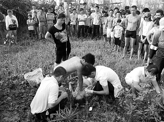 ��������2�r(sh��)�S�������Sĳ����ɂ�(g��)Ů����婽��^(q��)��ɽ����߅��Ӿ�������Ů�������˾�����СŮ�������ϰ�����һŮ���Sĳ�����(j��ng)���t(y��)Ժ���ȟoЧ�������D���t(y��)��(w��)�ˆT�ں�����Ů���M(j��n)�Г����� һ�� �z